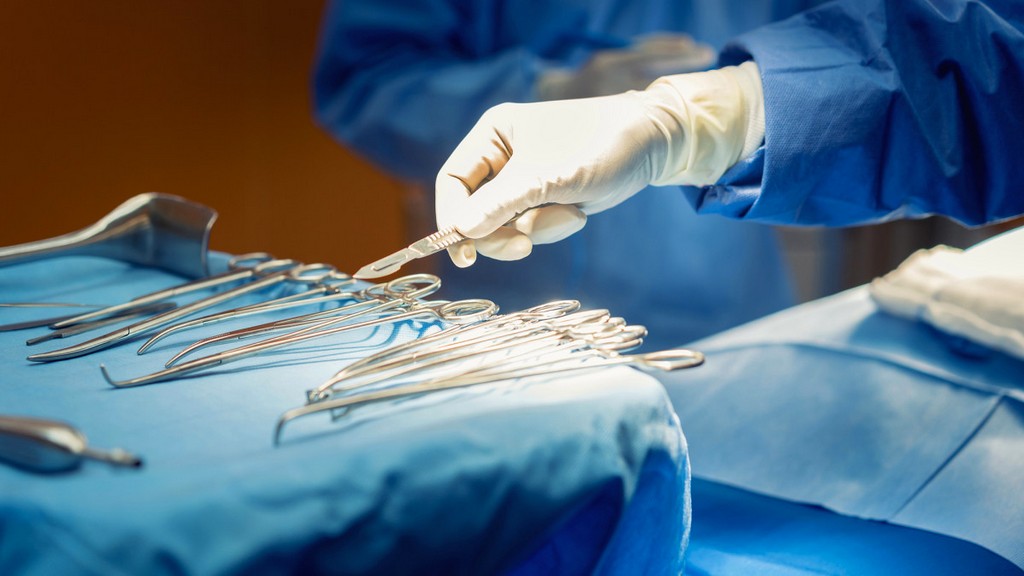 Бойжеткен ренжіп жатыр және ол: «Жетеді!» деп айғайлайды.